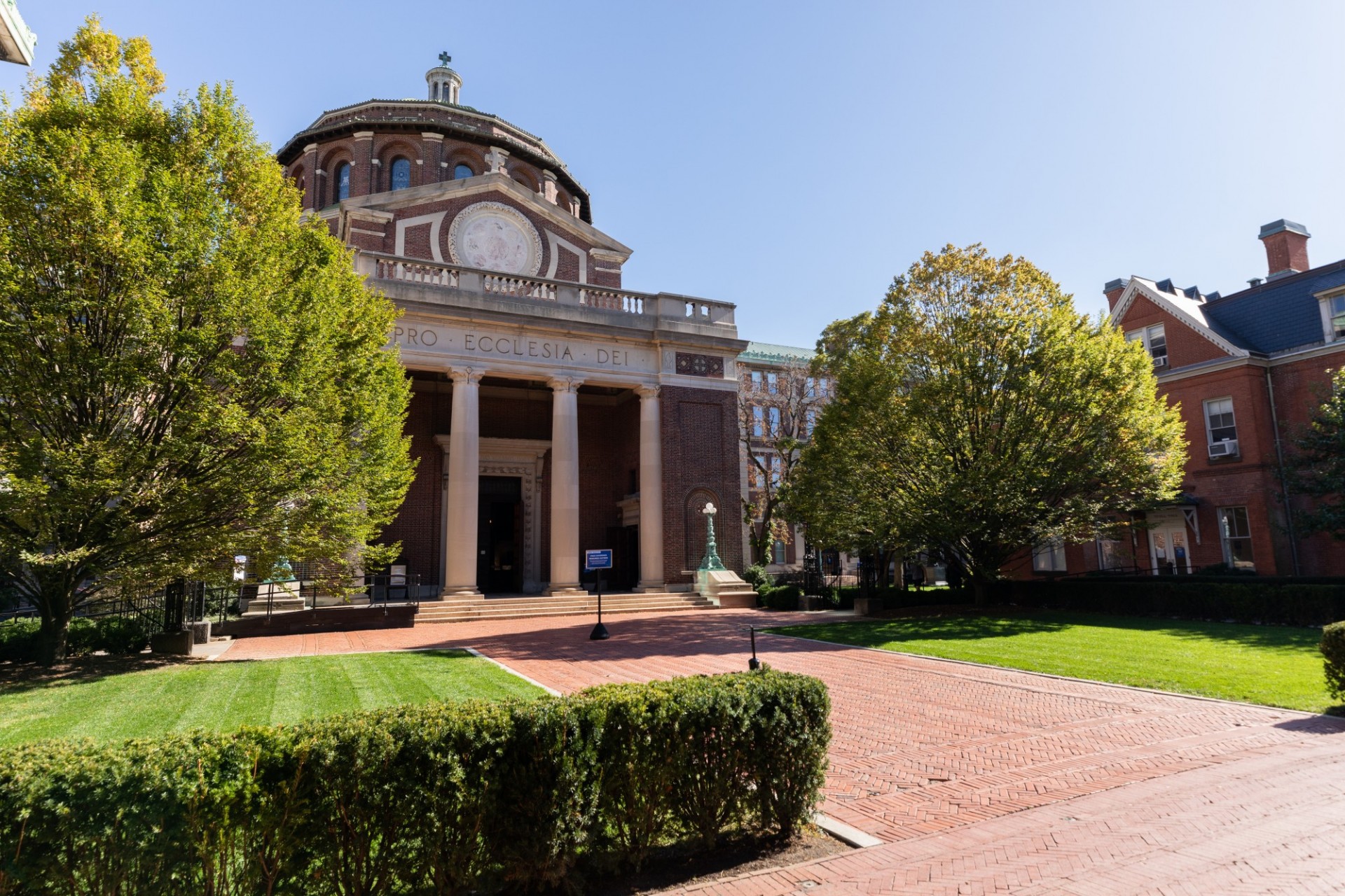 St. Paul's Chapel on a bright sunny day. Photo by Jenna Bascom.